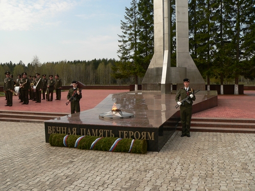 Почётный караул у «Вечного огня» на мемориале памяти воинов, погибших при испытаниях ракетно-космической техники.