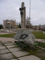 Обелиск Победы, на переднем плане камень "Бежецк 1137"
